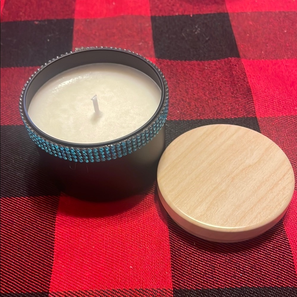 Elegant Blue Candle with Wooden Lid. Captain Rum scented.